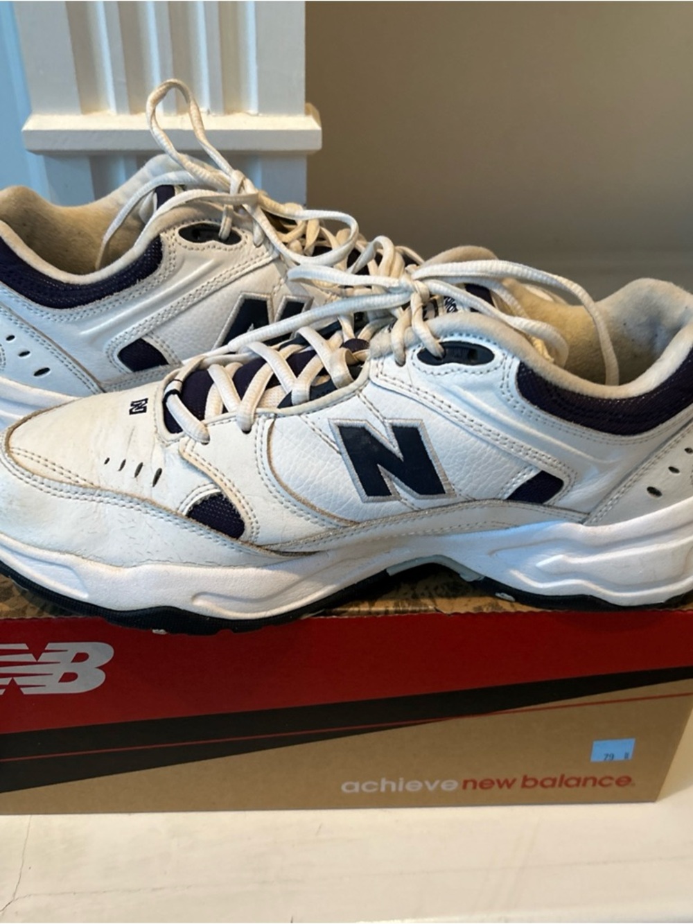 New Balance Medium Moyen White and Navy Walking Sneakers Size 11D